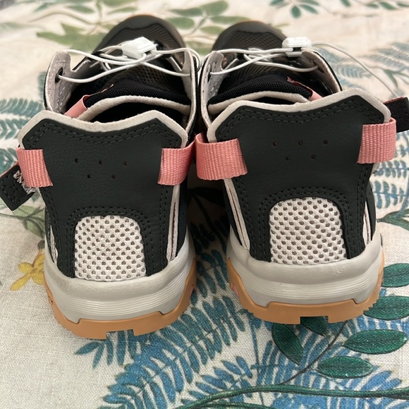 Salomon Black and Pink Athletic Shoes for Outdoor Adventures
TECHAMPHIBIAN 5 - Picture 5 of 9